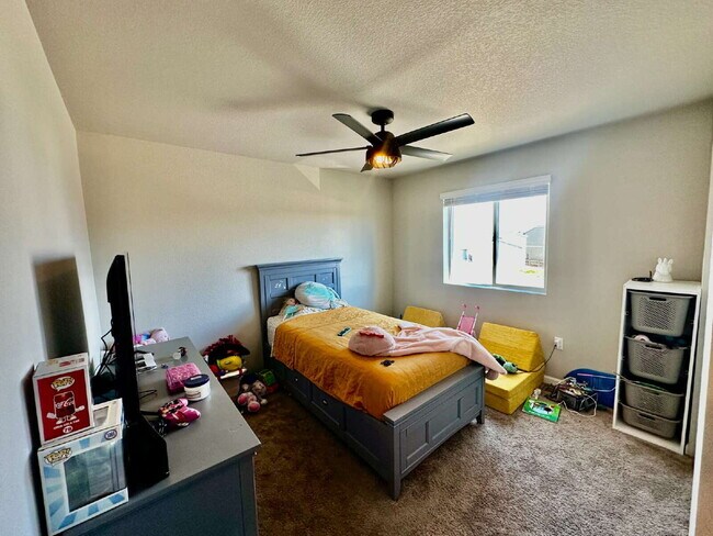 Building Photo - "Experience Spacious Living: 5-Bed, 3-Bath...