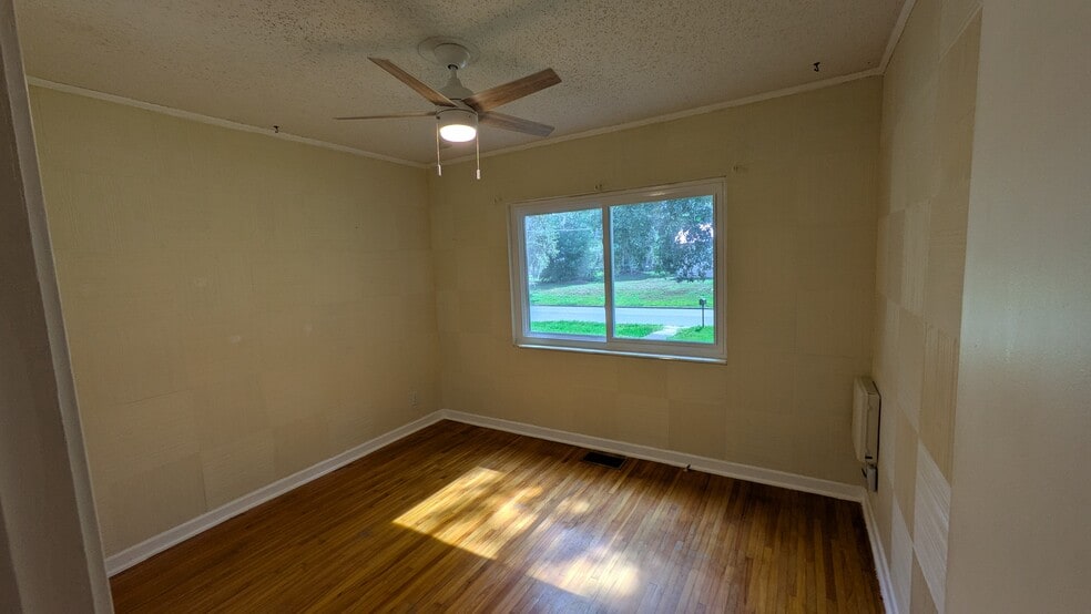 Building Photo - 215 S Elm Rd