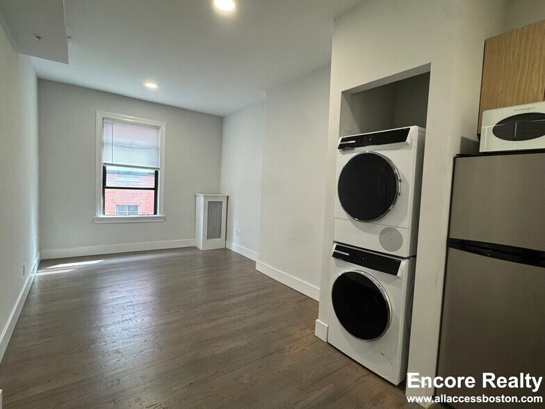 Building Photo - 270 Newbury St