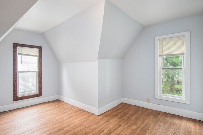 Building Photo - 3 Bedroom Close to Creighton!