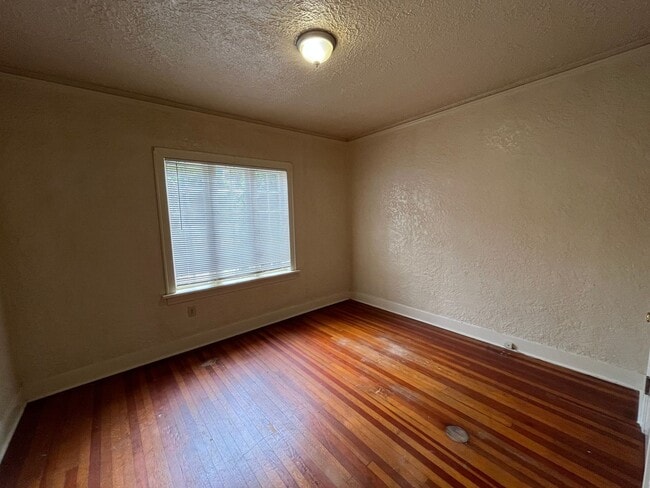 Building Photo - Charming Home On South Hill
