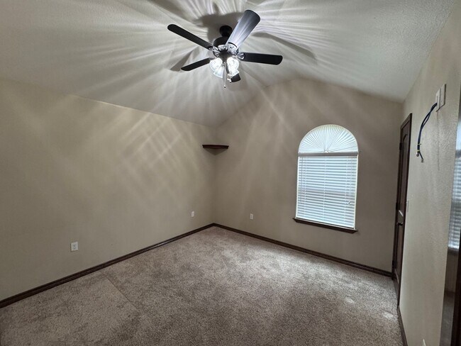 Building Photo - Beautiful 4 bed 2 bath home Available Now!