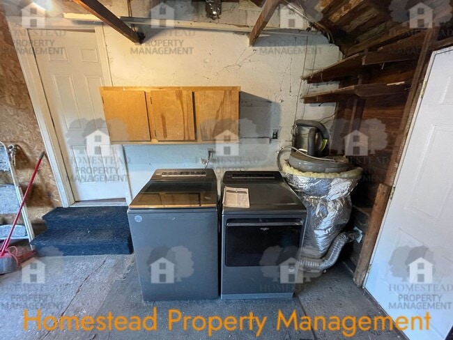 Building Photo - CHECK OUT THIS HUGE YARD!