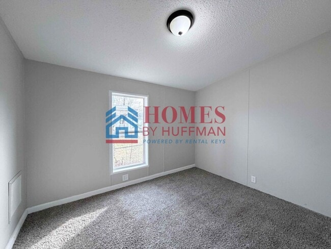 Building Photo - Three Bedroom | Two Bath House