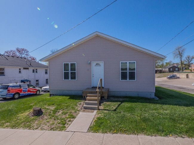 Building Photo - 212-214 E 1st Duplex