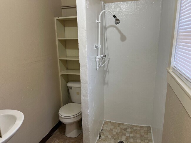 Building Photo - 232 1/2-230 1/2 Wilson Ave