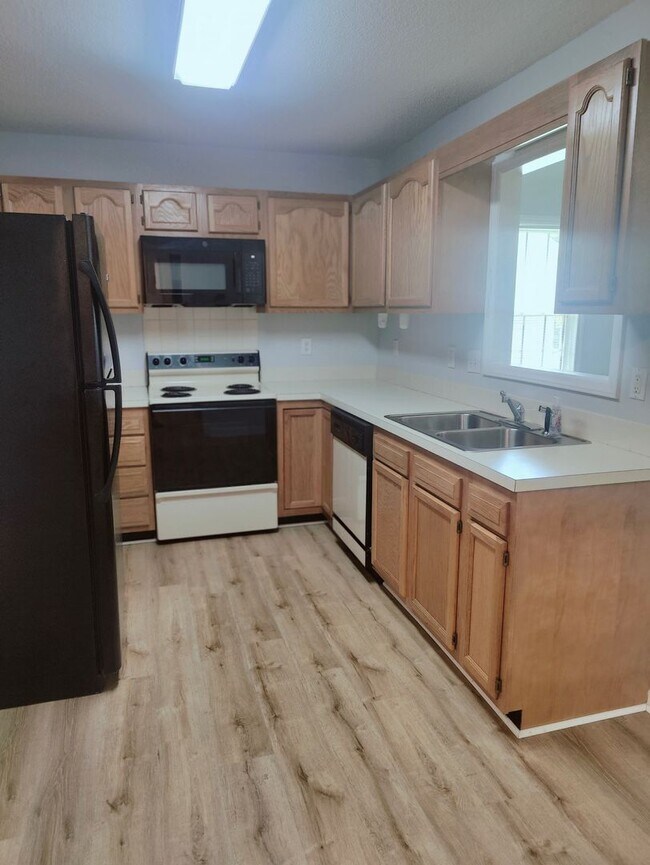 Building Photo - 2025 Ardmore Village Ln