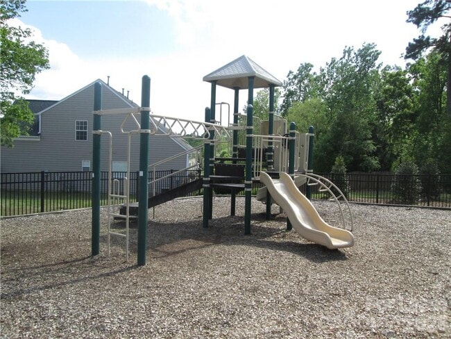 Building Photo - 9901 Hazelview Dr