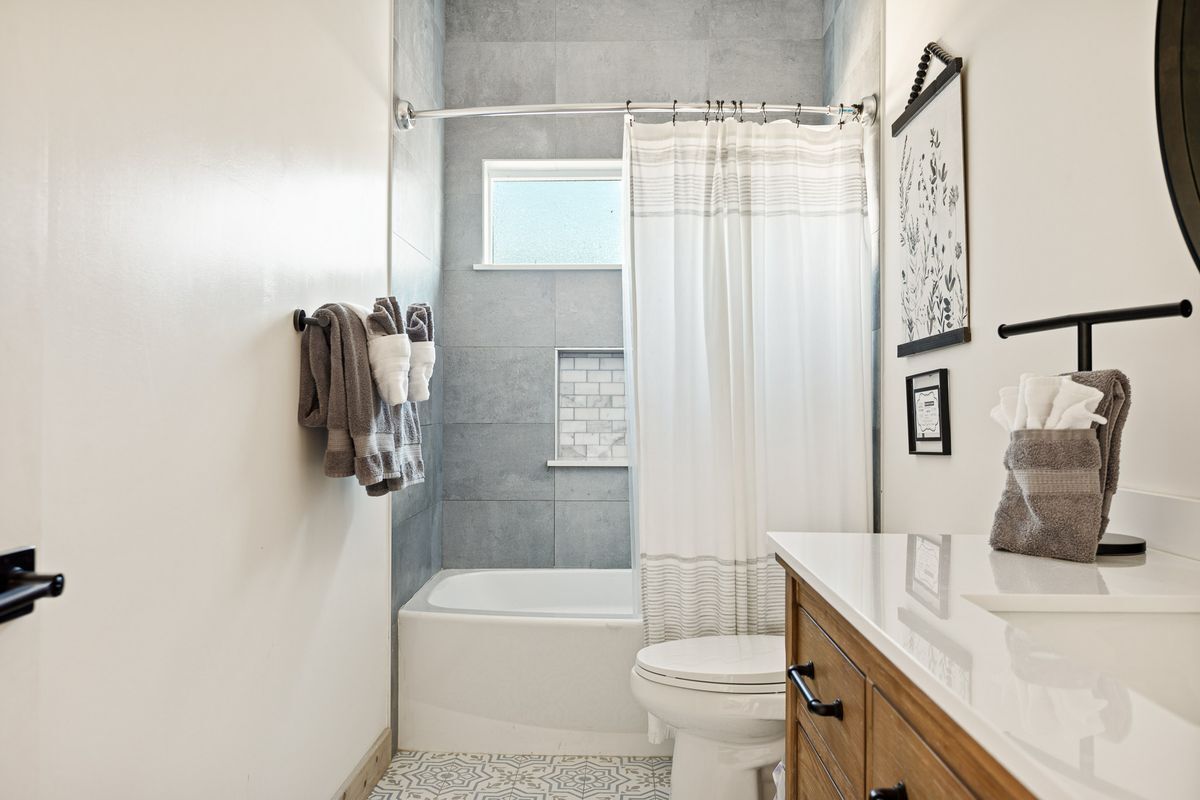 Building Photo - 1215 Valley View Dr