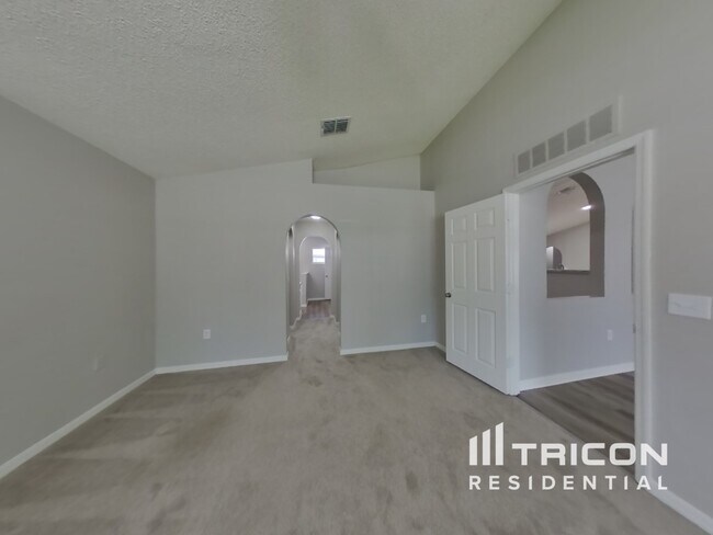 Building Photo - 2232 Nettlebrook St N