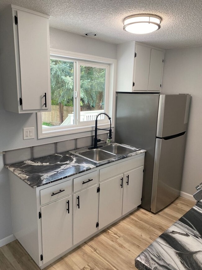 Building Photo - HSM01 ~ 1555/1565 Copping Street