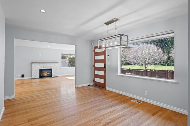 Building Photo - Elegant and Spacious Air-Conditioned Lincoln Park Rambler