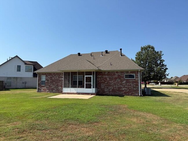 Building Photo - GORGEOUS HOME IN RUSTLING OAKS JUST MINUTES FROM MEMPHIS
