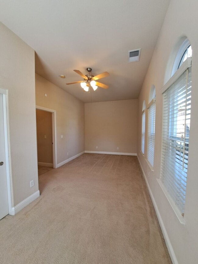 Building Photo - Charming 4 Bedroom House To Call Home!