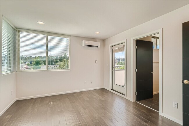 Building Photo - Modern West Seattle Townhome with Rooftop ...