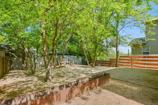 Building Photo - 2410 Bryan St