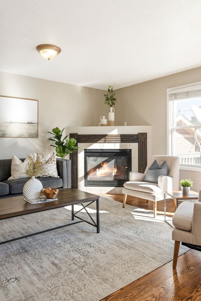 Building Photo - Charming 3 Bedroom Townhome in Highlands Neighborhood