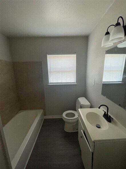 Building Photo - 6139 Belcrest St