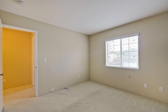 Building Photo - Awesome 3 Bedroom  Home Near Rivermark Plaza!
