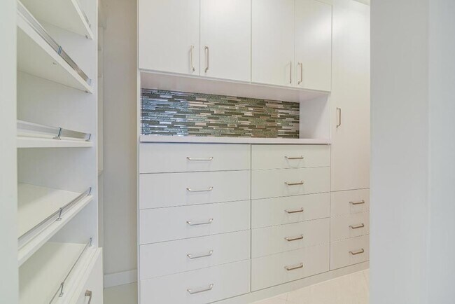 Building Photo - 100 SE 5th Ave