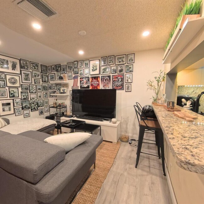 Building Photo - 16652 Hemingway Dr