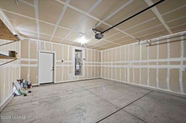 Building Photo - Lovely 4 bedroom, 2 bath home with 2 car garage