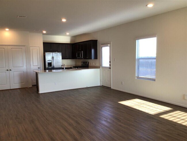 Building Photo - 900 Piney Cove