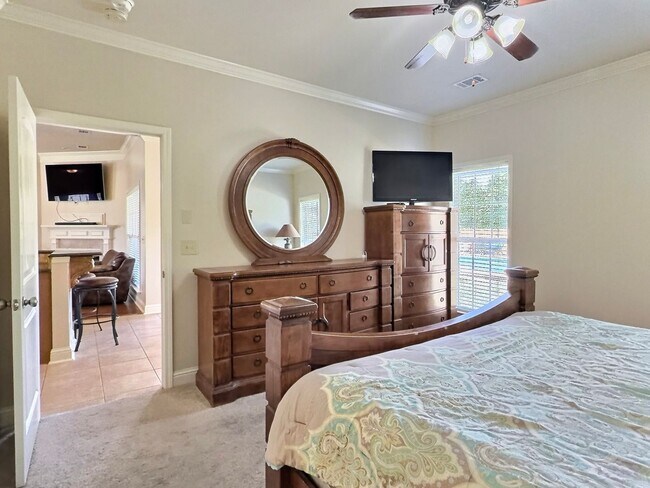 Building Photo - 4 Bed, 2 Full Bath Home w/ In-Ground Pool in Desirable Lake Forest!