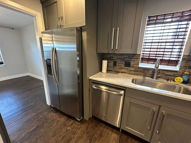 Building Photo - For Rent: Updated 3 Bed, 1.5 Bath Split-Le...
