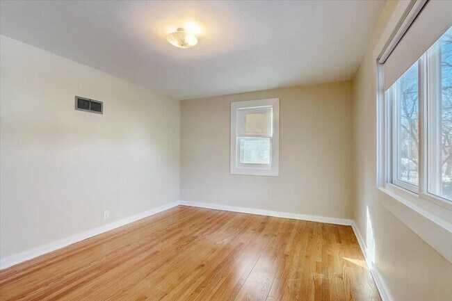 Building Photo - 309 E Lakeview Ave