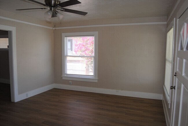 Building Photo - 2403 Sunset Ave