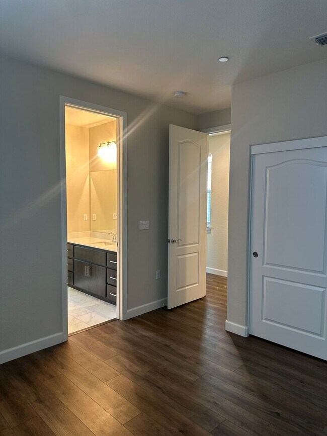Building Photo - $500.00 off first full months if possessio...