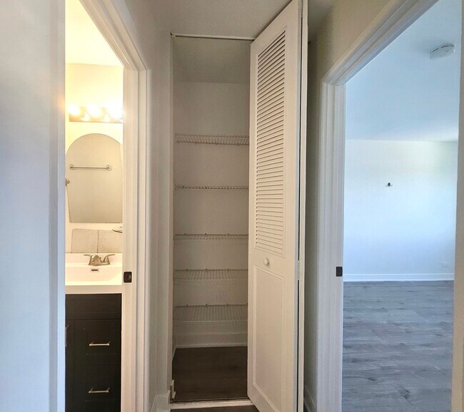 Building Photo - 1375 Rebecca Dr