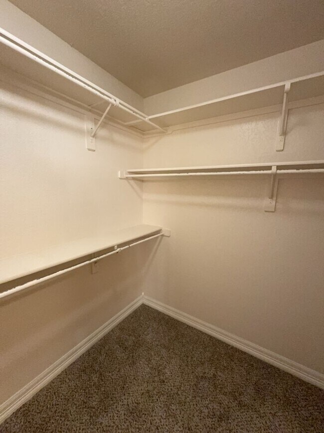 Building Photo - Spacious 3 Bed, 2.5 Bath Home with Oversiz...