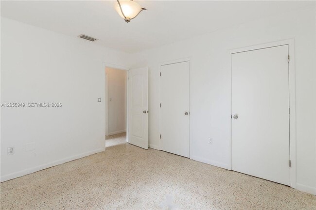 Building Photo - 565 NE 160th Terrace