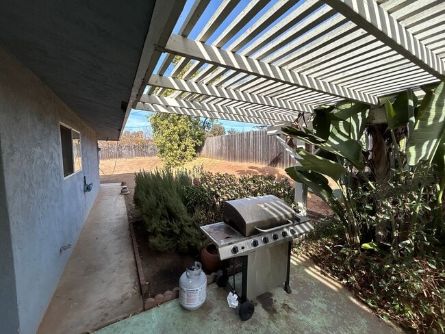 Building Photo - RURAL CHARM ON TOP OF THE HILLS IN VISTA