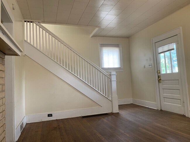 Building Photo - 3 Bed/1 Bath Home located close to Sunnyside and Downtown Campus- Available 5/20/2026