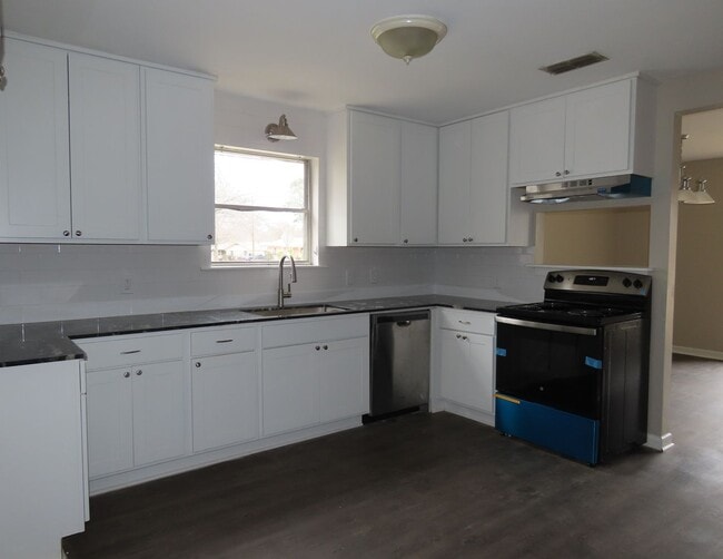 Building Photo - Spacious 3 Bedroom 2 Bathroom Home with LARGE Backyard!