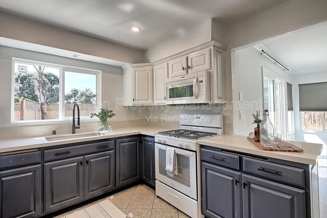 Building Photo - 2585 Warbler Ave