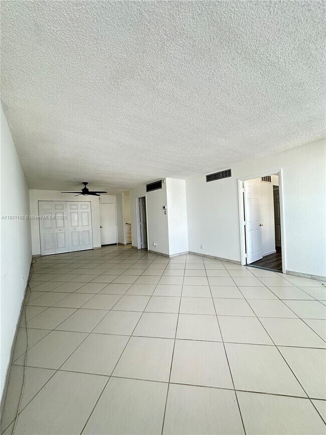 Building Photo - 6770 Indian Creek Dr