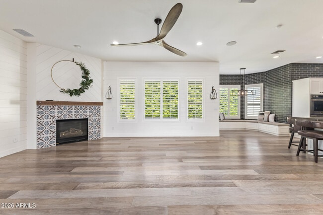 Building Photo - 326 W Loma Ln