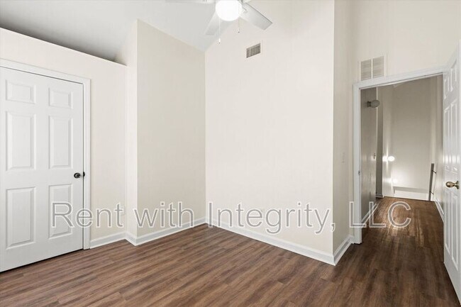 Building Photo - 735 Putnam Dr