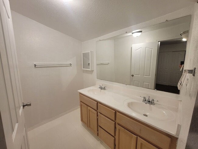 Building Photo - Ready to View!!