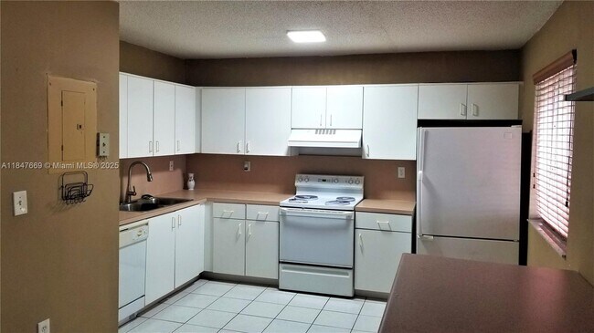Building Photo - 15250 SW 134th Pl