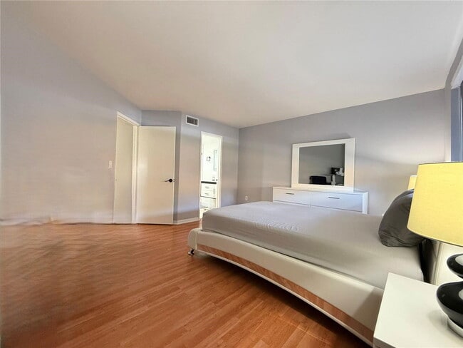 Building Photo - 9725 Fontainebleau Blvd