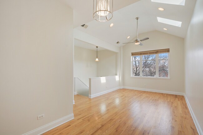 Building Photo - 920 S Claremont Ave