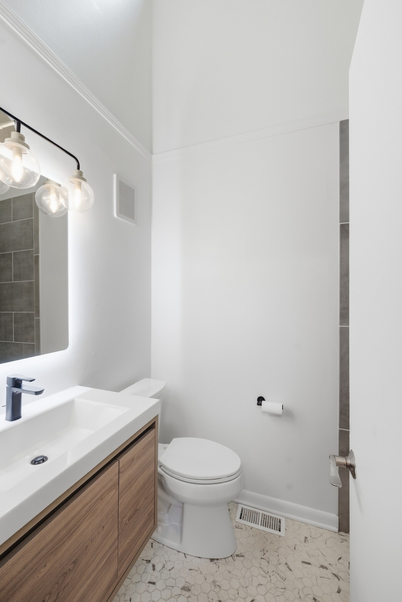 Hall bath - 254 Summit Ridge Dr