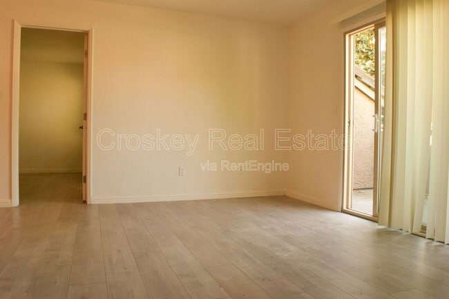 Building Photo - 2225 Lakeview Cir