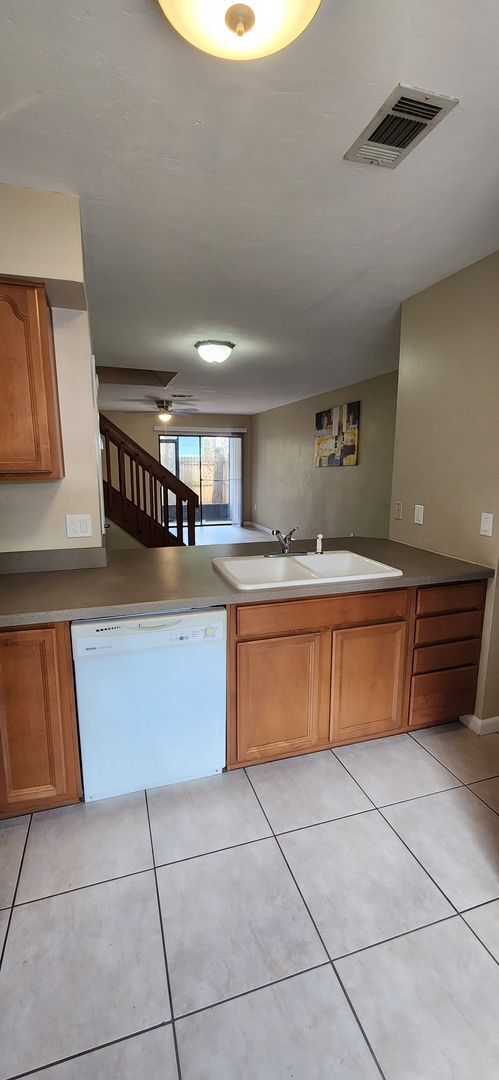 Building Photo - 2 Bed / 2.5 Bath End-Unit Townhome in Mill Run