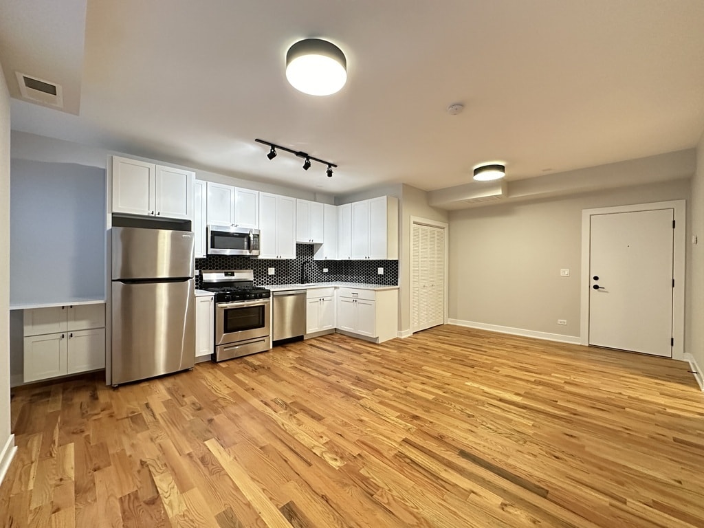 Building Photo - 643 W Wrightwood Ave